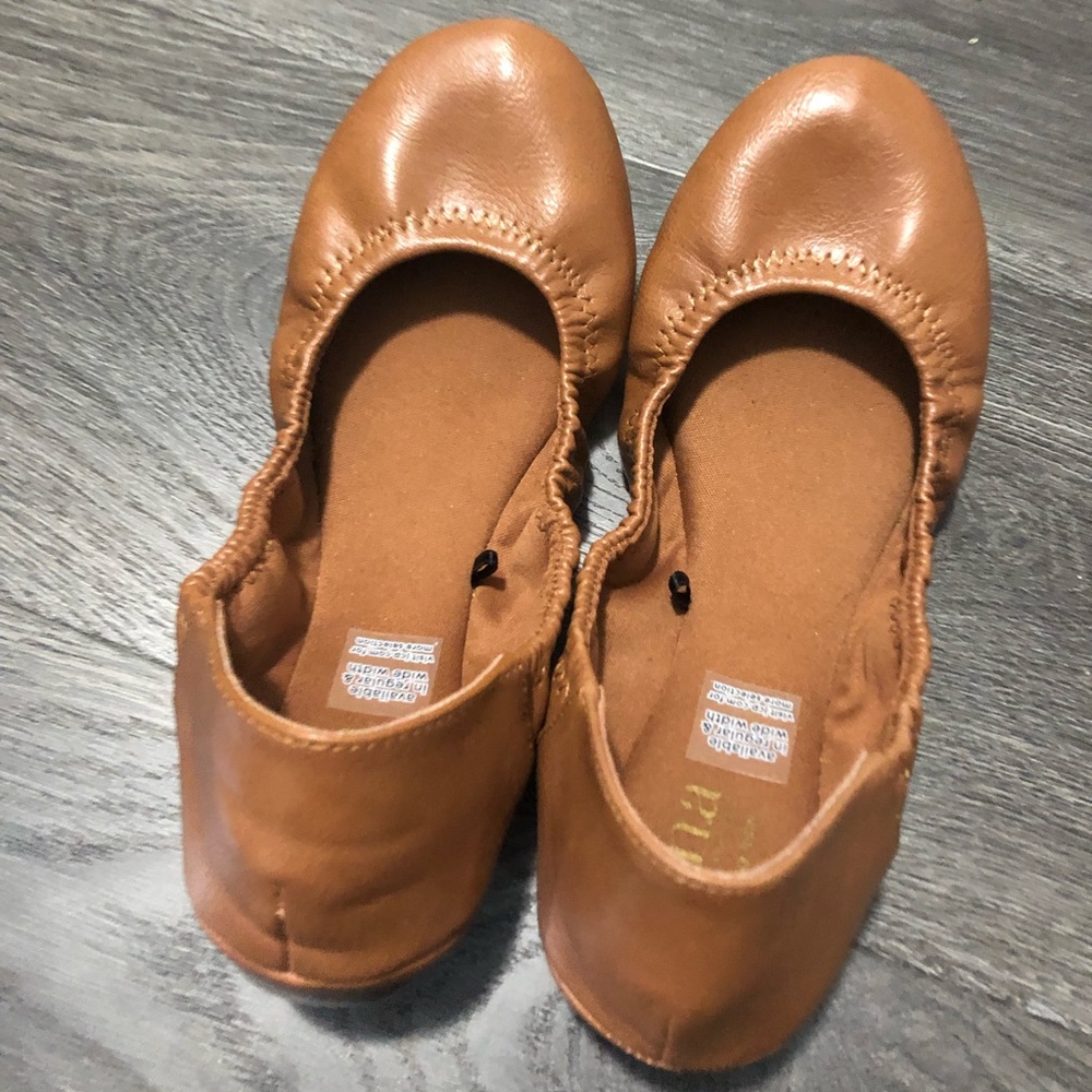 A.N.A flats brown color